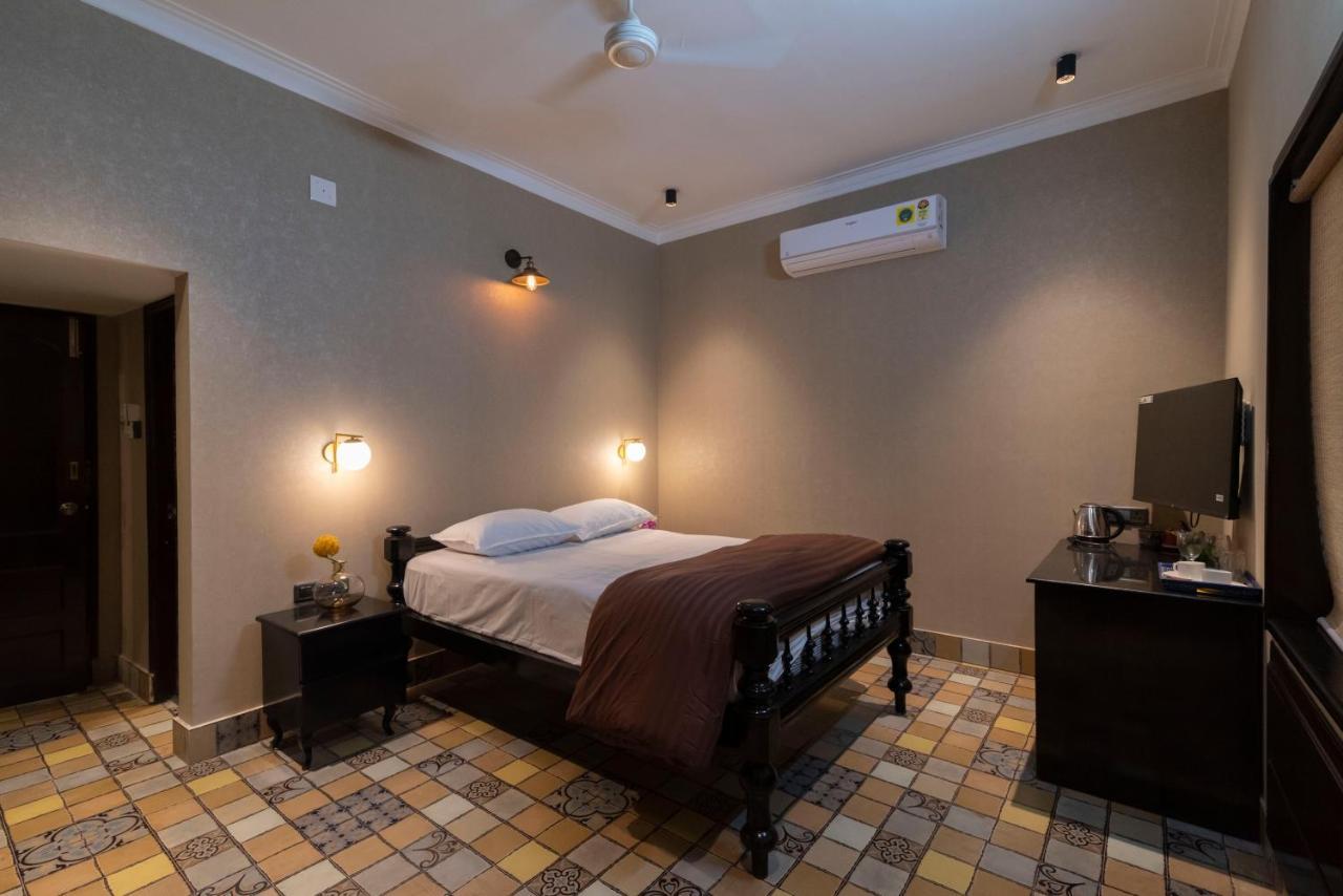 J'S Nest Hotell Calcutta Exteriör bild