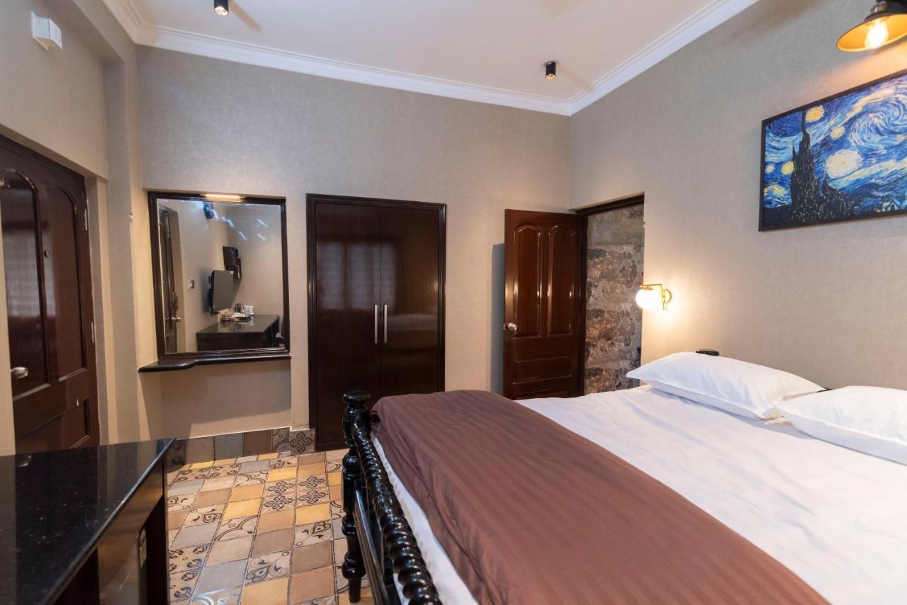 J'S Nest Hotell Calcutta Exteriör bild