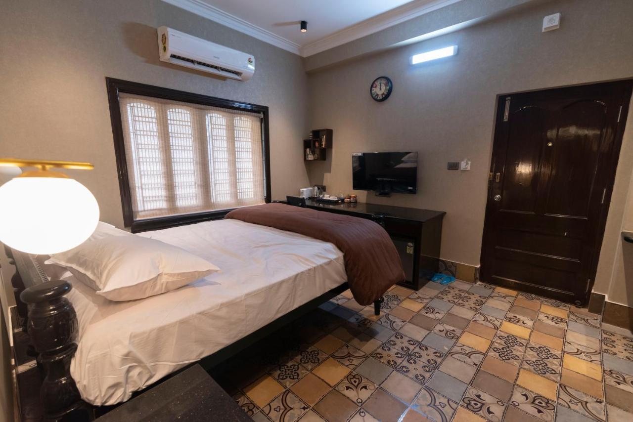J'S Nest Hotell Calcutta Exteriör bild
